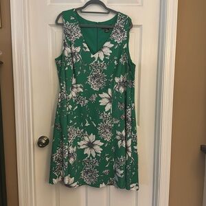 Jessica Howard Fit and Flare Dress with V Neck and 
Side Seam Pockets